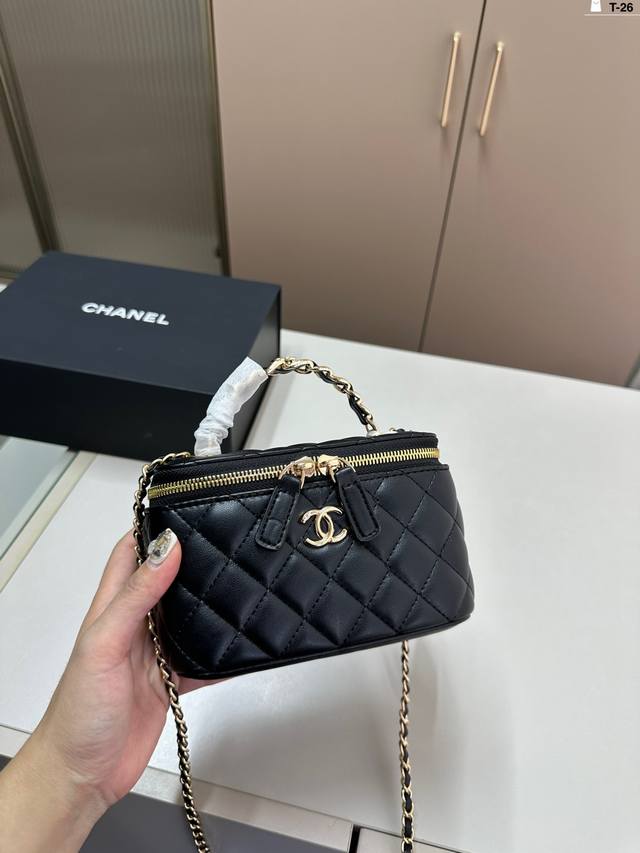 Chanel香奈儿化妆包 手拎 斜挎都超级美~ 仙气飘飘 参加聚会超绝 T-26尺寸18×10折叠盒