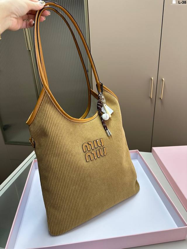 Miumiu新款托特tote 今年的风刮的太猛了 老多爆款了！帆布面料绝绝子 这款的版型也太好看了吧！ Miumiu准备承包我的夏天吗 L-38尺寸34×30配