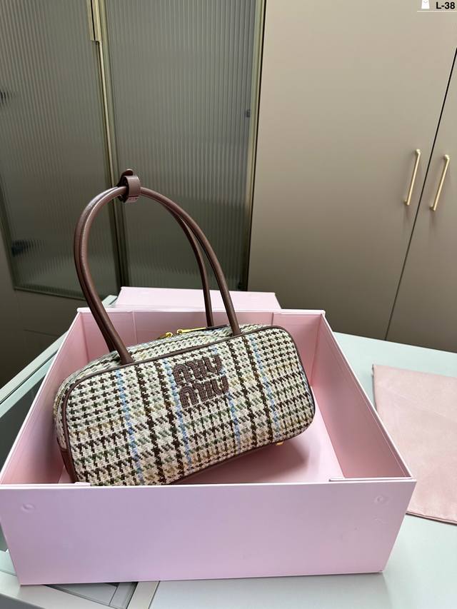 Miumiu保龄球 公文包 皮质光滑细腻柔软， 棉质缎面衬里。 背起来都很nice 哦 可手拎也可斜挎！ 出场就是miumiu小公主！ L-38尺寸28×13折