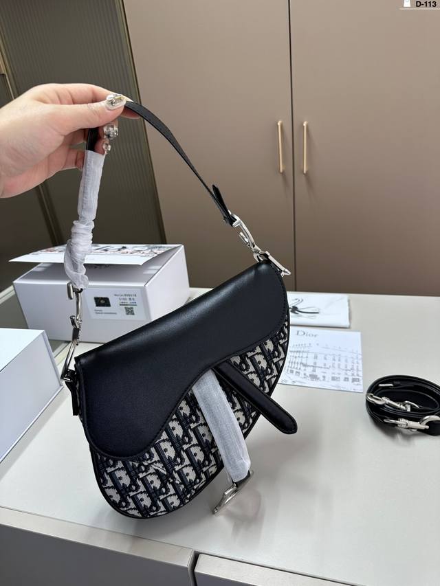 Dior迪奥马鞍包 妥妥宝藏包包 可爱飒酷女孩必备 叫人无法抗拒 D-113尺寸24×15折叠盒