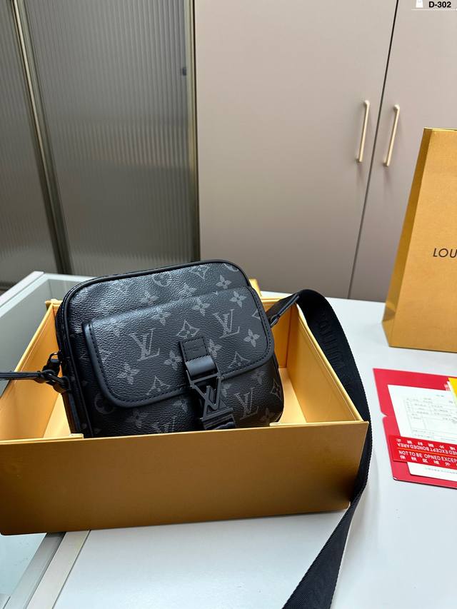 Lv邮差包经典的黑花十经典的邮差包型作为lv的男士包包来讲真的是入门]级首选款d-302尺寸20.6.18折叠盒