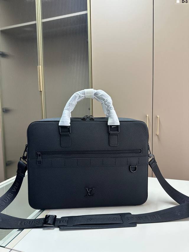 Lv 公文包 稳重大气，时尚高雅 黑灰色的经典配色，彰显品牌的标志性风格！暗纹logo的点缀，展现品牌的时尚气息与独特魅力！经典款式，永不过时，让你随时散发自信