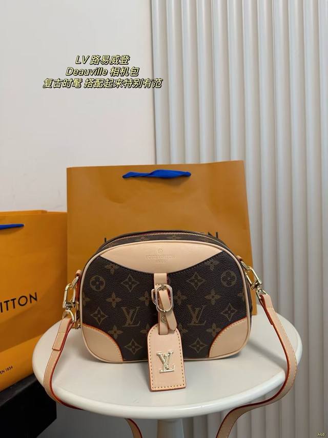 配盒 Lv 路易威登 Deauville相机包 复古时髦，撞包率低又实用的相机包，拼接设计和吊牌非常时髦,男女背都不错。单肩斜挎背，这款包看着简单,搭配起来特别
