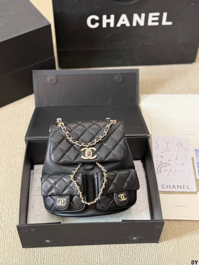 鱼子纹小牛皮 Chanel小青蛙双肩包 Yyds Duma仍然是我出街必备款之一 诗无论是休闲还是正式场合都很加分羊皮的柔软质感自带一-种贵气 但下雨天也可以随