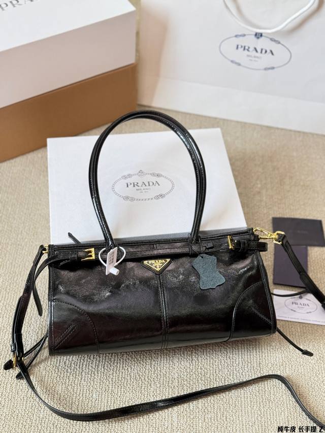 头层牛皮 长手提 Prada Lus Soft 托特包 油腊皮产这款手提斜挎包采用进口油腊皮，油亮的色泽散发出古典气息， 配有一条可拆卸调节的长肩带，方便不同场