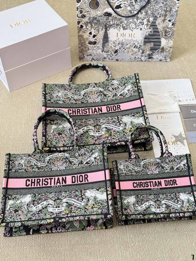 原版布 Dior Book Tote今年最喜欢的一款购物袋 Tote我用的次数最多的包,因为容量超级大,不管什么东西都向里面放,当然凹造型也是必须有的,这款di 原版布 Dior Book Tote今年最喜欢的一款购物袋 Tote我用的次数最多的包,因为容量超级大,不管什么东西都向里面放,当然凹造型也是必须有的,这款di