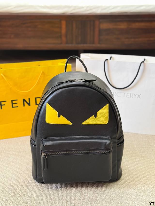 被问爆的这只fendi老花双肩包 实用又可爱，自重轻，上身小巧，能装好搭配不挑人。 经典老花设计。 尺寸: 33 37Cm