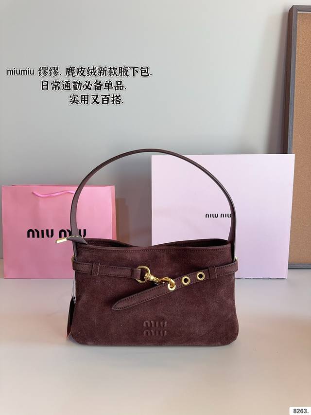 配礼盒. Miumiu期待已久的2024秀款 中古包.快来围观吧 2024春夏系列包包 简洁利落的设计 凸显功能性 实用主义 柔软舒服的触感 彰显 Miumiu