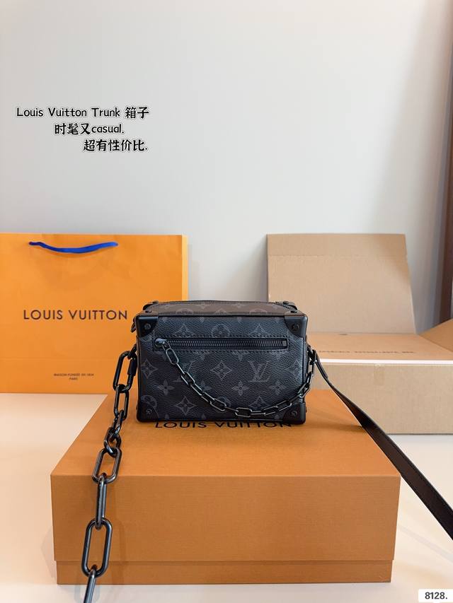 配礼盒 Lv 24Ss Trunk压花盒子链条包小箱子 近几年l 脑洞真的是越开越大，设计独特而经典 方正小巧的独特造型 绝对是这几年lv最出彩的设计之一。高端