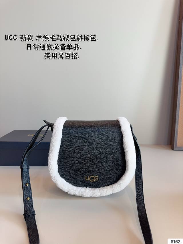 配礼盒. Ugg 马蹄包 最近油叭叭这个马鞍包吸引到我了！所以就盘了一个小巧又阔爱！看着不大 其实蛮能装的~ 对了它还阔以手提哦！把背带的一个头拉进包包内打个结