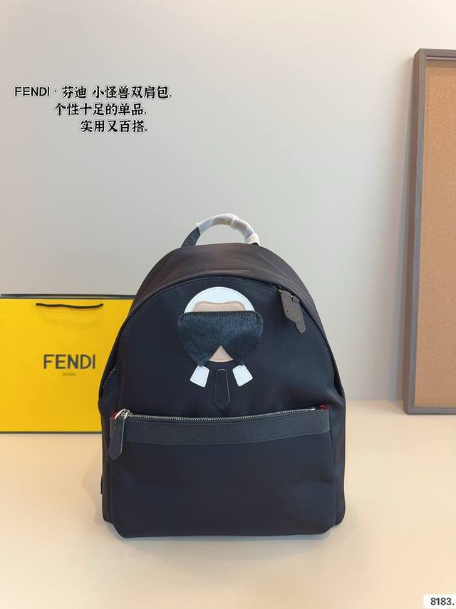 芬迪小怪兽双肩包 它简约趣味的设计和它别致的细节元素是明星和大多数年轻人的喜爱。 有着立体挺括的包型，外形新潮惹眼 设计师注重细节的匠心之作，展现了手袋的惊喜之