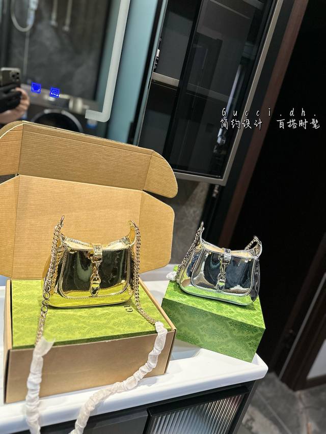 礼盒包装 酷奇 Jackie 链条包 Gucci 金属镜面风格 真的不要太酷啦尺寸19.13 礼盒包装 酷奇 Jackie 链条包 Gucci 金属镜面风格 真的不要太酷啦尺寸19.13
