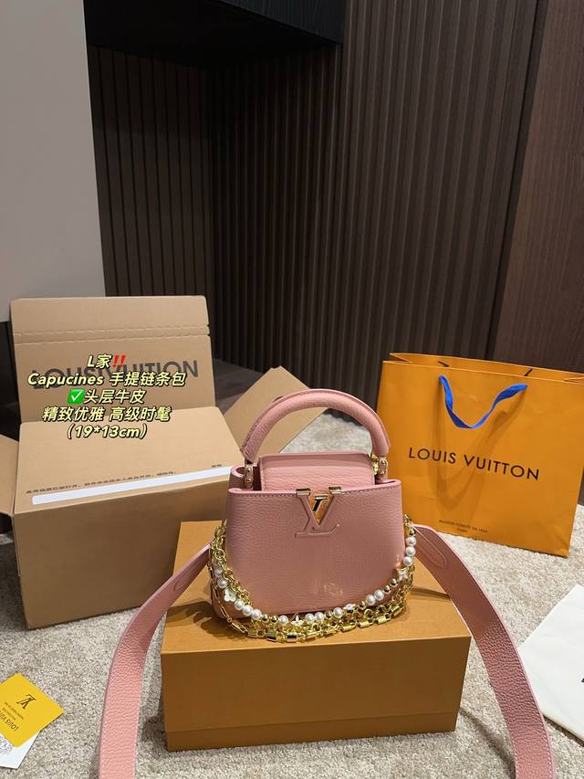 头层牛皮 配折叠盒尺寸19.13 Lv Capucines 手提链条包 经典的黑金配色 柔软的小牛皮质地 简单的logo 低调优雅 没有老花的花哨 散发出一种淑