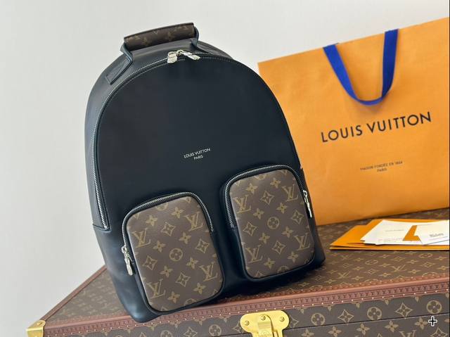 Lv 双肩包 终于找到一款能装又不丑的男生通勤包了之前一直背 Gaston Luga这个牌子来自瑞典斯德哥尔摩日，设计也很北欧，线条简洁，丝毫不拖泥带水~ 分层