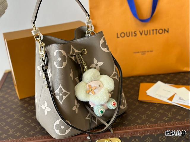 折叠盒 Lv23年新款小水桶 上身效果很棒哦 斜挎、单肩、手拎！集3种背法为一身！ 我更喜欢斜挎哦，出门太方便了！自重在lv里算轻的了，超级能装！尺寸设计的太棒