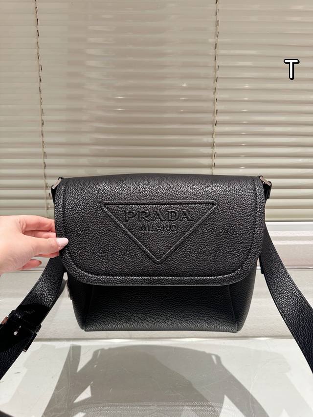 Prada 斜挎包 慵懒随性又好背 上身满满的惊喜 高级慵懒又随性 彻底心动的一只 Size：21.25Cm
