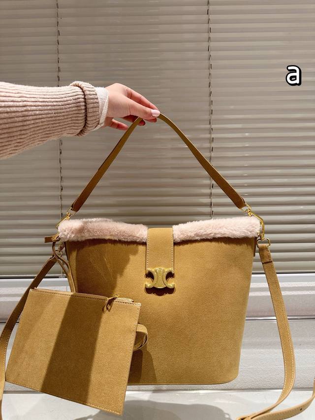 尺寸24.24 Celine赛琳水桶 轻松演绎复古时髦 麂皮加毛毛 包型挺阔，简约而不简单不需要过多的装饰，日常搭配西装和t恤，就能将高级感体现的淋漓尽致