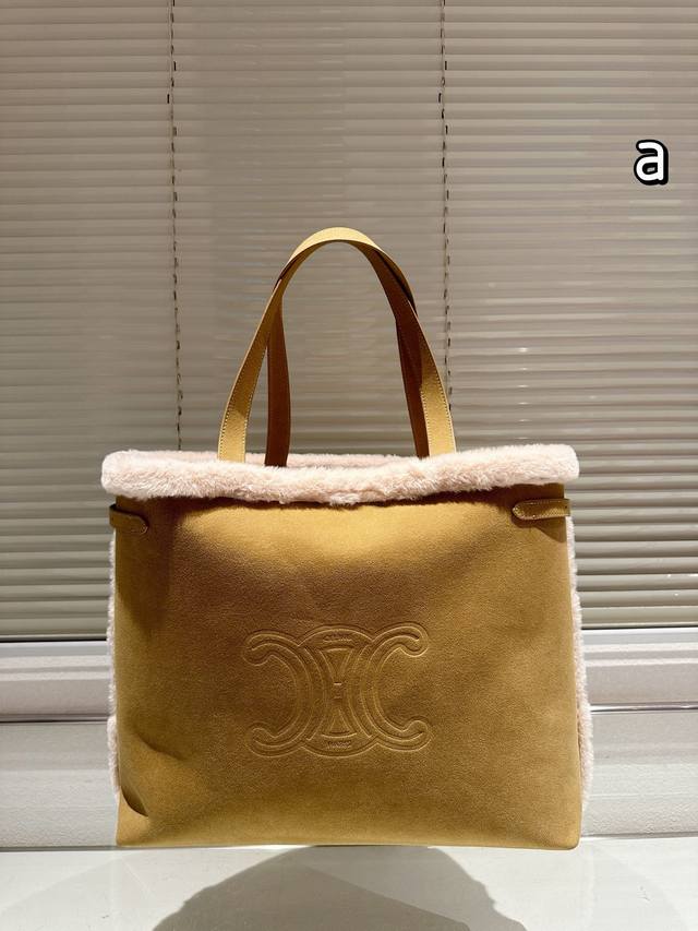 尺寸46.35 Celine赛琳托特 轻松演绎复古时髦 麂皮加毛毛 包型挺阔,简约而不简单不需要过多的装饰,日常搭配西装和t恤,就能将高级感体现的淋漓尽致 尺寸46.35 Celine赛琳托特 轻松演绎复古时髦 麂皮加毛毛 包型挺阔,简约而不简单不需要过多的装饰,日常搭配西装和t恤,就能将高级感体现的淋漓尽致