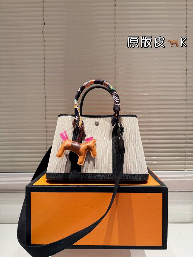 牛皮 配礼盒 Size:30.21 爱马仕 Garden 花园包! 非常度假,非常实用,挺运动休闲的哦! 实物又轻容量又大 灰常低调又洋气! 牛皮 配礼盒 Size:30.21 爱马仕 Garden 花园包! 非常度假,非常实用,挺运动休闲的哦! 实物又轻容量又大 灰常低调又洋气!