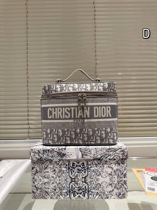 配盒 Size:23*13*19Cm Dior 最新刺绣化妆包 第一眼就沦陷, 方方正正的 包身太讨喜了 配盒 Size:23*13*19Cm Dior 最新刺绣化妆包 第一眼就沦陷, 方方正正的 包身太讨喜了