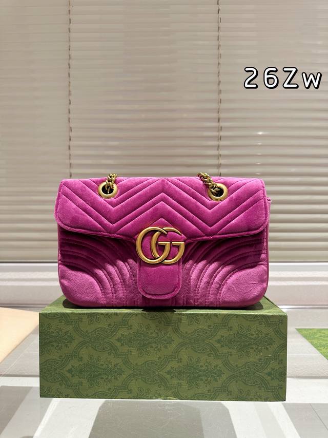 Gucci 26Cm 丝绒 Gucci 丝绒marmont 这款太绝了 实物好看的不知道怎么形容 可以说超个性 却又超好背！ 尺寸26Cm 全套礼盒包装