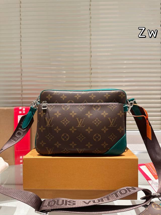 Lv推出的三合一爆火，股多种包包的流行风潮。 非常难得的是，三合一又出了男士款 而且是黑色老花与反色黑老花的拼接，黑老花迷肯定是控制不住了 男款三合的包包各个部