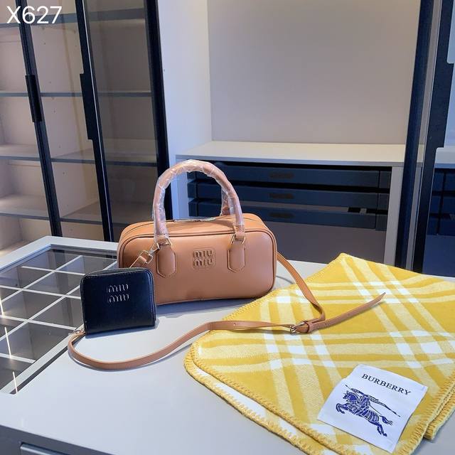 组合上新 全新系列组合x627 Miumiu手提+巴宝莉围巾+Miumiu钱包 尺寸 手提包：27*13*9 钱包：11*10 产品介绍 Miumiu新款超值组