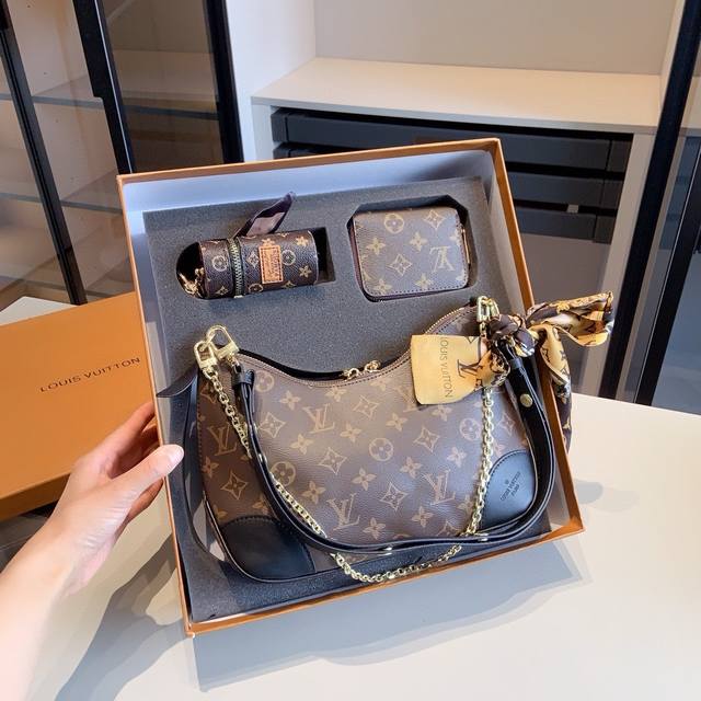 新品推荐 Lv新款礼盒 牛角包+口红包+钱包 尺寸 牛角包：28*19*10 口红包：5*10 钱包：11*10 产品介绍 配原版礼盒包装赠送原版丝巾！爆！爆！