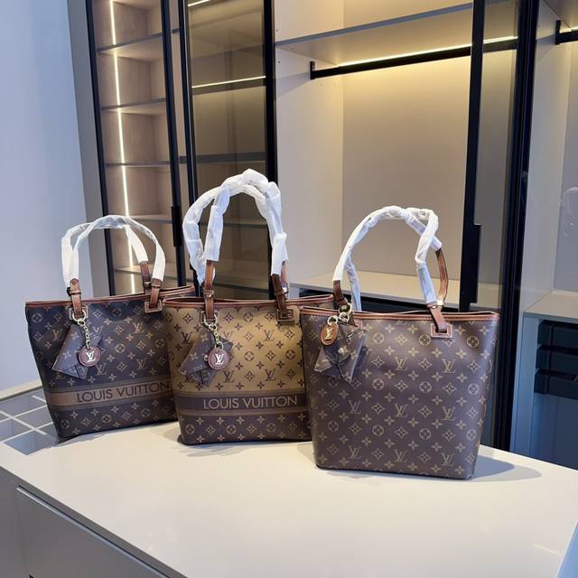 新品推荐 配零钱包挂件lv新款托特包~手提包原版老花面料顶级五金 超高回头率!超级实用 Size:28*29*12 新品推荐 配零钱包挂件lv新款托特包~手提包原版老花面料顶级五金 超高回头率!超级实用 Size:28*29*12