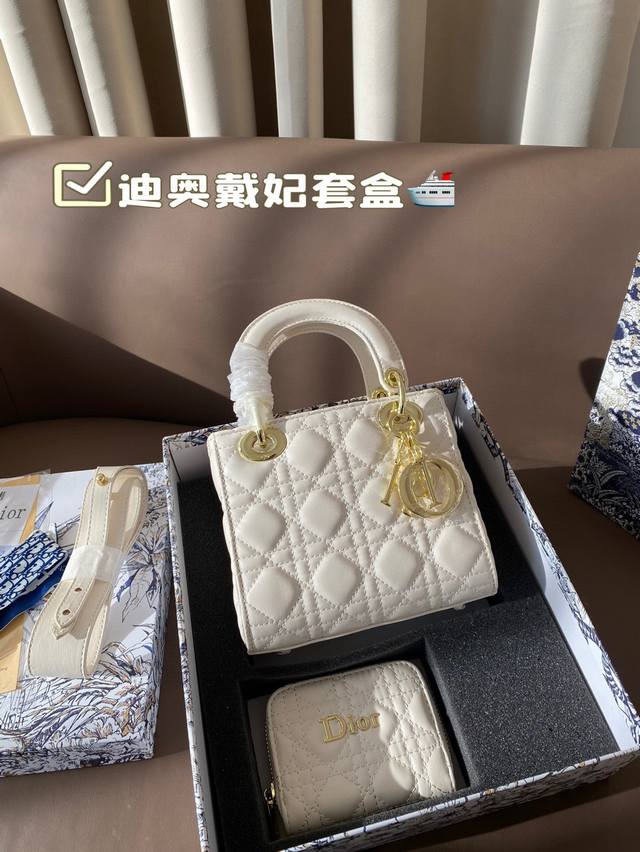 配盒子 迪奥戴妃套盒 Sdior戴妃包太好看了吧！ 优雅指数拉满 搭配简洁风格的衣服整个人气质就上来了 而且容量完全可以满足日常要求 日常聚会逛街都很方便~ 尺