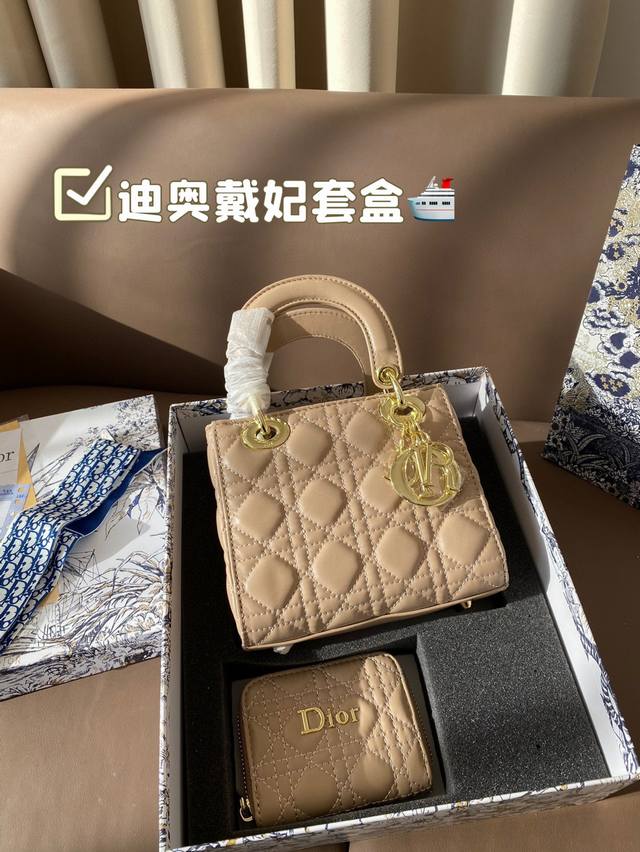 配盒子 迪奥戴妃套盒 Sdior戴妃包太好看了吧! 优雅指数拉满 搭配简洁风格的衣服整个人气质就上来了 而且容量完全可以满足日常要求 日常聚会逛街都很方便~ 尺 配盒子 迪奥戴妃套盒 Sdior戴妃包太好看了吧! 优雅指数拉满 搭配简洁风格的衣服整个人气质就上来了 而且容量完全可以满足日常要求 日常聚会逛街都很方便~ 尺