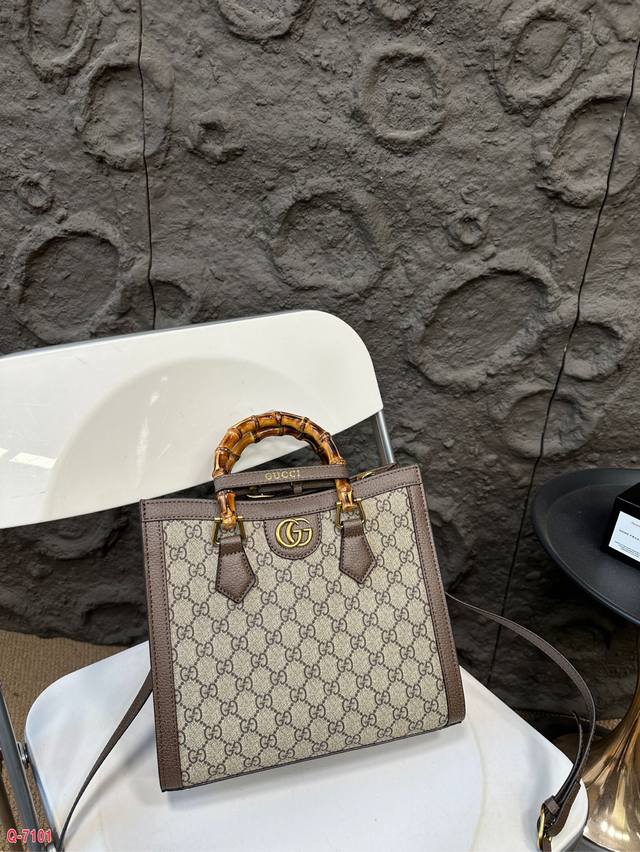 配折叠盒 Gucci酷奇diana戴安娜竹节手提包 竹节新品。 全新造型的，精致小巧真的的超级好看，配色也延续了ophidia 系列非常高级，是这一季重点推荐的