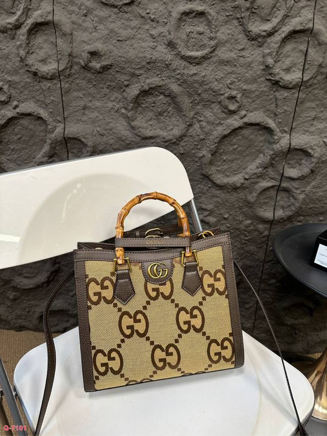 配折叠盒 Gucci酷奇diana戴安娜竹节手提包 竹节新品。 全新造型的，精致小巧真的的超级好看，配色也延续了ophidia 系列非常高级，是这一季重点推荐的