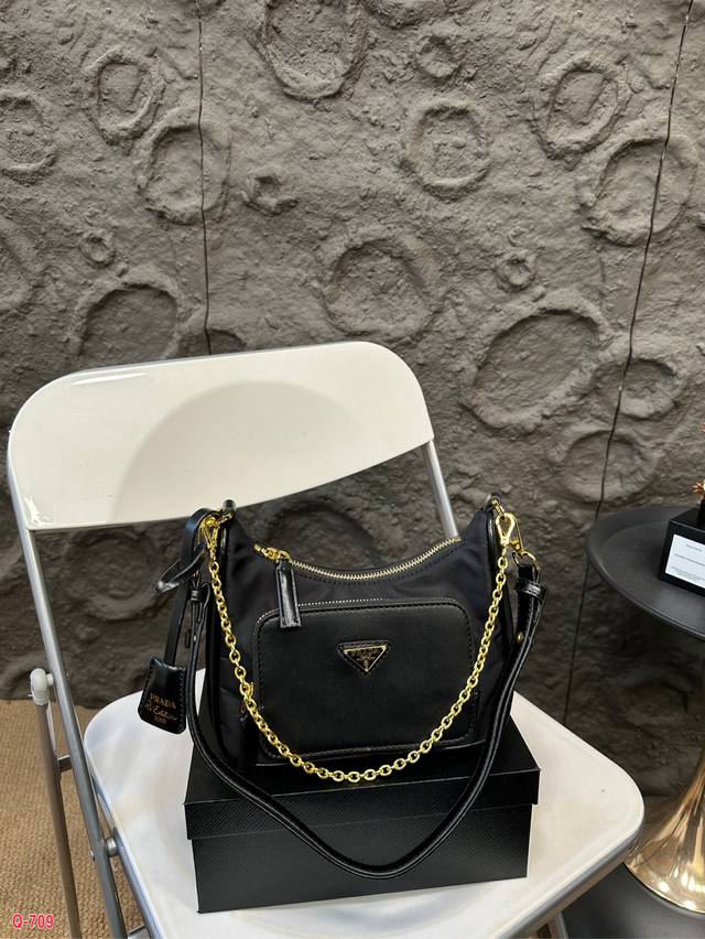 配礼盒 Prada.普拉达腋下单肩包 多种背法太可了手提 斜挎腰包 单肩 腋下包真的是想怎么搭配就怎么搭配 这绝对是日常出街实用频率最高的一款包敲级无敌的好搭任