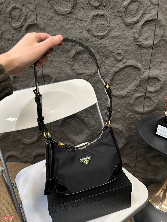 配礼盒 普拉达prada腋下包斜挎包 有一点美式复古感慵懒又随性 夏天随便搭配都很好看！实用与时尚并存 尺寸22.12Cm