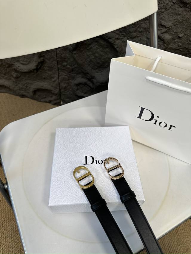 升级版 迪奥! !高版本! 腰带 嘿哈 原单牛皮皮带~热门款 皮带里面最火的啦~质量很好 全套包装!五金绝对不褪色 皮带头和专柜一样的哦~ 配礼盒手提袋发票 升级版 迪奥! !高版本! 腰带 嘿哈 原单牛皮皮带~热门款 皮带里面最火的啦~质量很好 全套包装!五金绝对不褪色 皮带头和专柜一样的哦~ 配礼盒手提袋发票