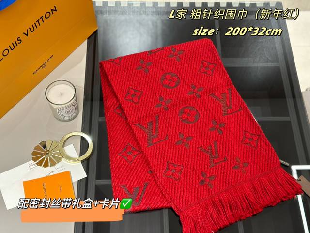 爆款围巾现货 全部配密封丝带礼盒+卡片 新年红 实物好美好高级个人感觉这条真的比普通款更好看 实物拍照也是blingbling特别好看，实用保暖是我这个冬天使用