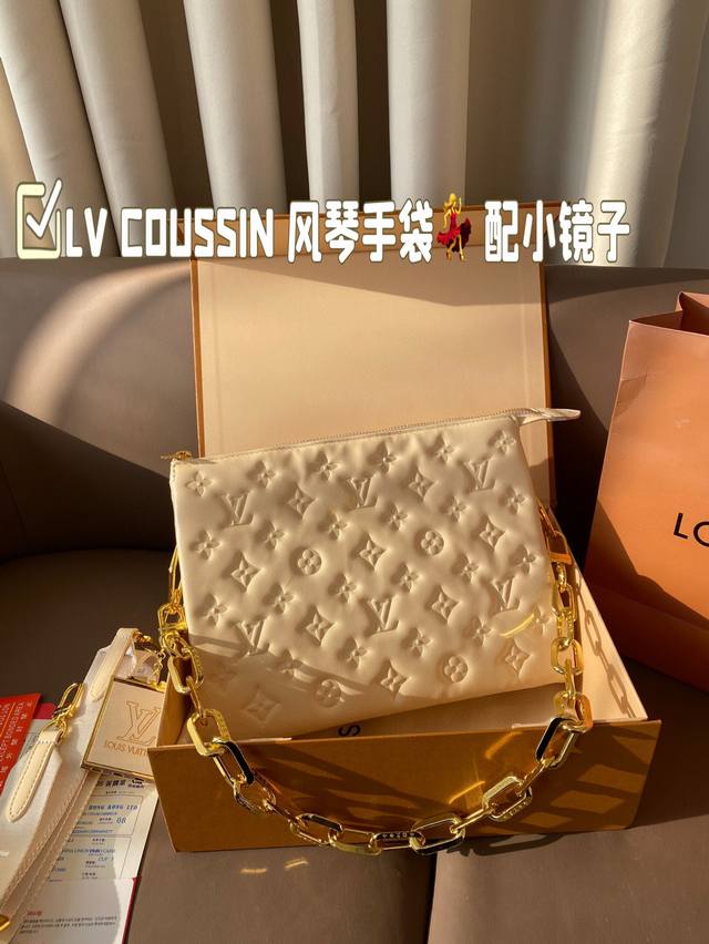 配小镜子 Lv 抱枕包coussin 风琴手袋 单肩斜挎包 被拿来用做手包简单大方的款式 真的很炫酷 折叠盒 尺寸27*21