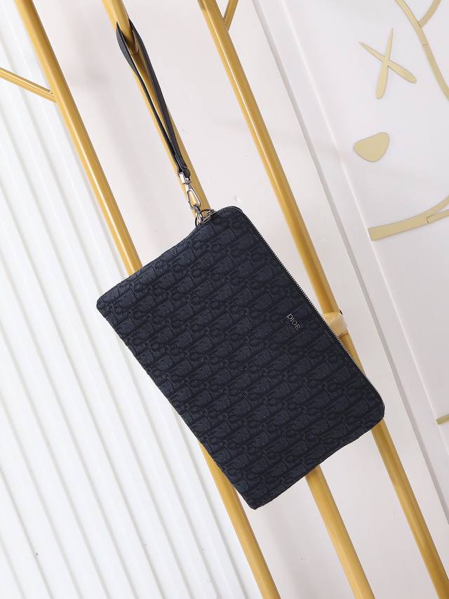 市场最高版本,欢迎对比 Dior迪奥oblique手拿包 型号:2Obca251Yse 米色和黑色 Oblique 印花 外部饰以金属覆层黄铜镌刻的“Dior” 市场最高版本,欢迎对比 Dior迪奥oblique手拿包 型号:2Obca251Yse 米色和黑色 Oblique 印花 外部饰以金属覆层黄铜镌刻的“Dior”