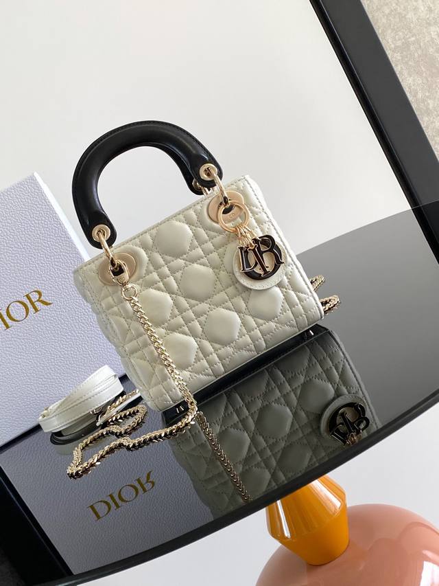 这款 Lady Dior 手袋集中体现了 Dior 对优雅和美丽的深刻洞见。采用羊皮革精心制作,以藤格纹缉面线打造醒目的绗缝细节,时髦典雅的设计经久不衰。点缀以 这款 Lady Dior 手袋集中体现了 Dior 对优雅和美丽的深刻洞见。采用羊皮革精心制作,以藤格纹缉面线打造醒目的绗缝细节,时髦典雅的设计经久不衰。点缀以