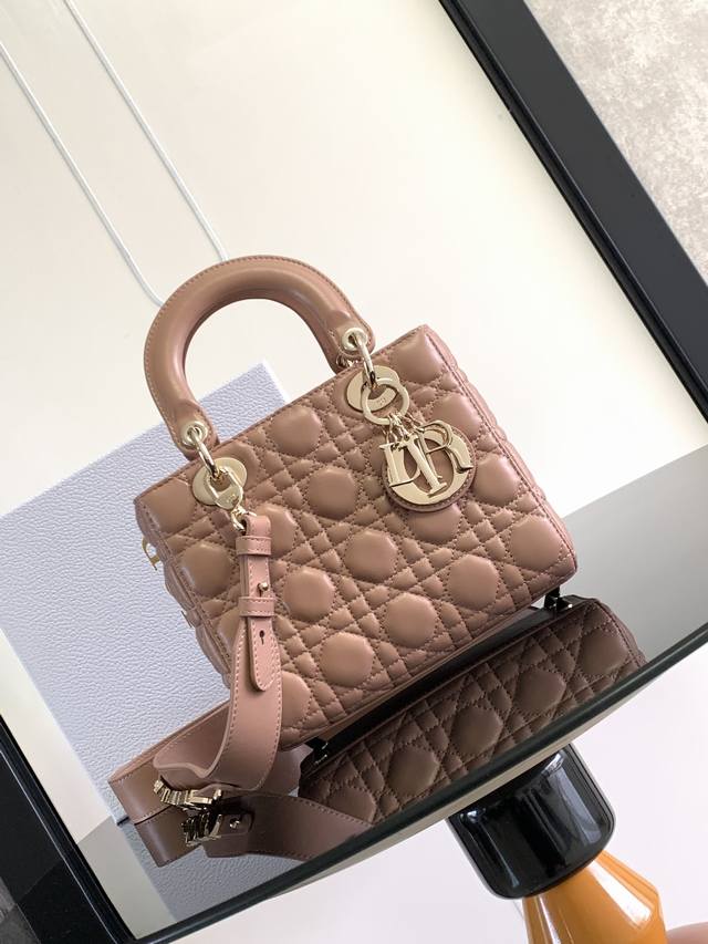 这款 Lady Dior Dior 手袋集中体现了 Dior 对优雅和美丽的深刻洞见。采用黑色羊皮革精心制作,以藤格纹缉面线打造醒目的绗缝细节,时髦典雅的设计经 这款 Lady Dior Dior 手袋集中体现了 Dior 对优雅和美丽的深刻洞见。采用黑色羊皮革精心制作,以藤格纹缉面线打造醒目的绗缝细节,时髦典雅的设计经