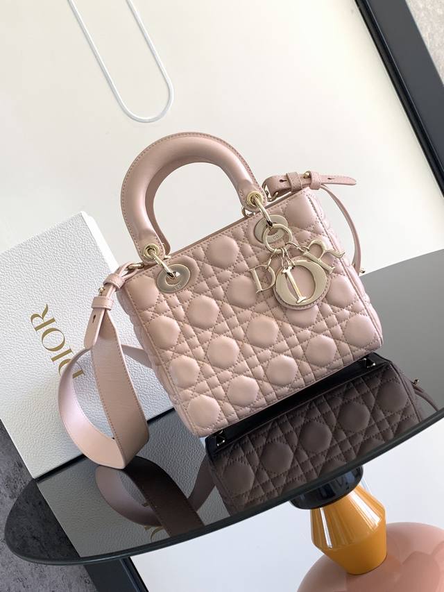 这款 Lady Dior Dior 手袋集中体现了 Dior 对优雅和美丽的深刻洞见。采用黑色羊皮革精心制作,以藤格纹缉面线打造醒目的绗缝细节,时髦典雅的设计经 这款 Lady Dior Dior 手袋集中体现了 Dior 对优雅和美丽的深刻洞见。采用黑色羊皮革精心制作,以藤格纹缉面线打造醒目的绗缝细节,时髦典雅的设计经