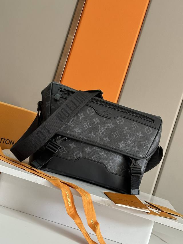 顶级原单 Messenger Voyager 邮差手袋 。M12517黑花 受复古书包的启发，Messenger Voyager Pm Jm包由monogram
