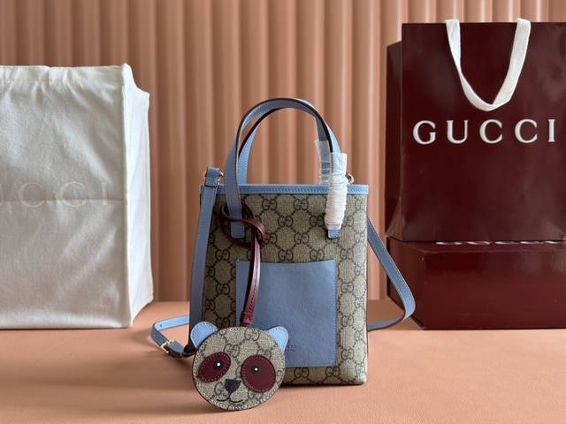 饰猫头鹰 细节gg迷你手提肩包,猫头鹰,猫咪、小狗和熊猫等可爱俏皮的动物们齐聚一堂,为多款以全新gg字母图案涂层织物打造的小件配饰添上点睛之笔。这些趣致图案采用 饰猫头鹰 细节gg迷你手提肩包,猫头鹰,猫咪、小狗和熊猫等可爱俏皮的动物们齐聚一堂,为多款以全新gg字母图案涂层织物打造的小件配饰添上点睛之笔。这些趣致图案采用