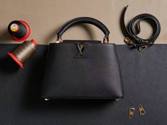 M94517金扣,顶级原厂皮,Capucines小号手袋以时尚的迷你尺寸和极富潮流感的鲜明色彩完美搭配从经典到前卫的各种穿着风格。尺寸:27*18*9Cm M94517金扣,顶级原厂皮,Capucines小号手袋以时尚的迷你尺寸和极富潮流感的鲜明色彩完美搭配从经典到前卫的各种穿着风格。尺寸:27*18*9Cm