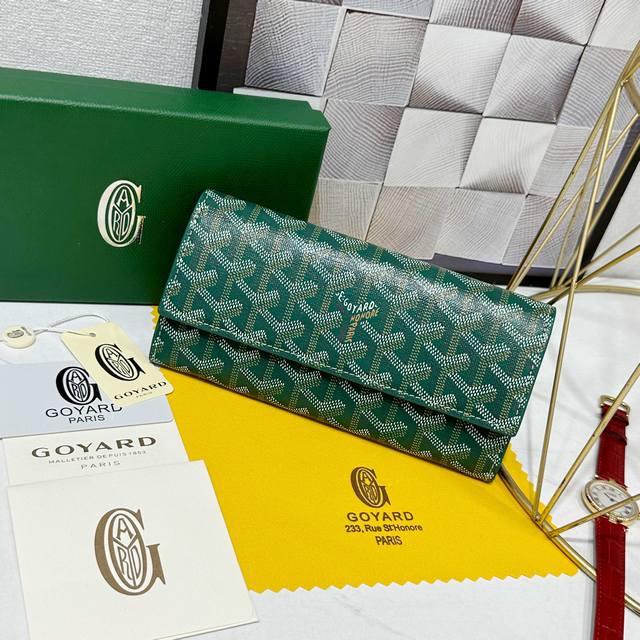 戈雅varenne 两折钱包采用长款设计,利用按扣闭合。12个卡槽,2个隔层,1个长拉链口袋,其功能齐全,可以存放卡、硬币、纸钞和证件。 款号: 98236 颜 戈雅varenne 两折钱包采用长款设计,利用按扣闭合。12个卡槽,2个隔层,1个长拉链口袋,其功能齐全,可以存放卡、硬币、纸钞和证件。 款号: 98236 颜