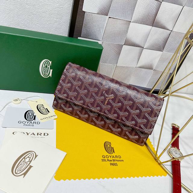 戈雅varenne 两折钱包采用长款设计,利用按扣闭合。12个卡槽,2个隔层,1个长拉链口袋,其功能齐全,可以存放卡、硬币、纸钞和证件。 款号: 98236 颜 戈雅varenne 两折钱包采用长款设计,利用按扣闭合。12个卡槽,2个隔层,1个长拉链口袋,其功能齐全,可以存放卡、硬币、纸钞和证件。 款号: 98236 颜