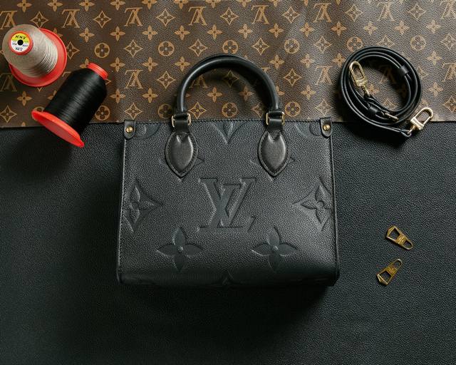 顶级原单 独家背景实拍 动态变码芯片加强版 M45653压小花 妈咪袋系列 本款 Onthego 小号tote 包将 Monogram 图案先印染后压印于柔软粒 顶级原单 独家背景实拍 动态变码芯片加强版 M45653压小花 妈咪袋系列 本款 Onthego 小号tote 包将 Monogram 图案先印染后压印于柔软粒