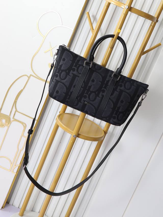 市场最高版本,欢迎对比 Weekender 25 手袋 这款 Weekender 25 手袋彰显经久不衰的高雅风格。采用黑色超大 Oblique 印花面料精心制 市场最高版本,欢迎对比 Weekender 25 手袋 这款 Weekender 25 手袋彰显经久不衰的高雅风格。采用黑色超大 Oblique 印花面料精心制