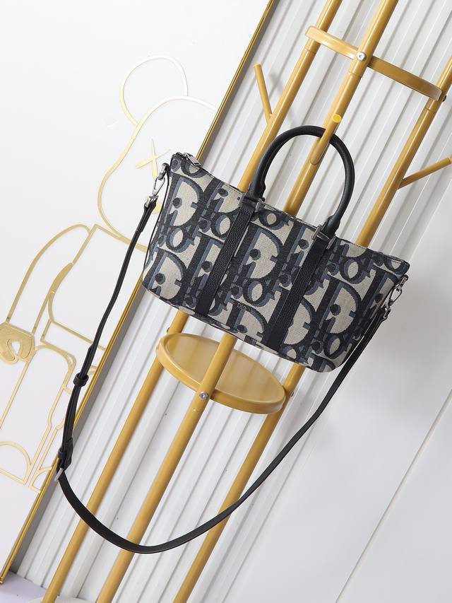 市场最高版本,欢迎对比 Weekender 25 手袋 这款 Weekender 25 手袋彰显经久不衰的高雅风格。采用米色和黑色超大 Oblique 印花面料 市场最高版本,欢迎对比 Weekender 25 手袋 这款 Weekender 25 手袋彰显经久不衰的高雅风格。采用米色和黑色超大 Oblique 印花面料